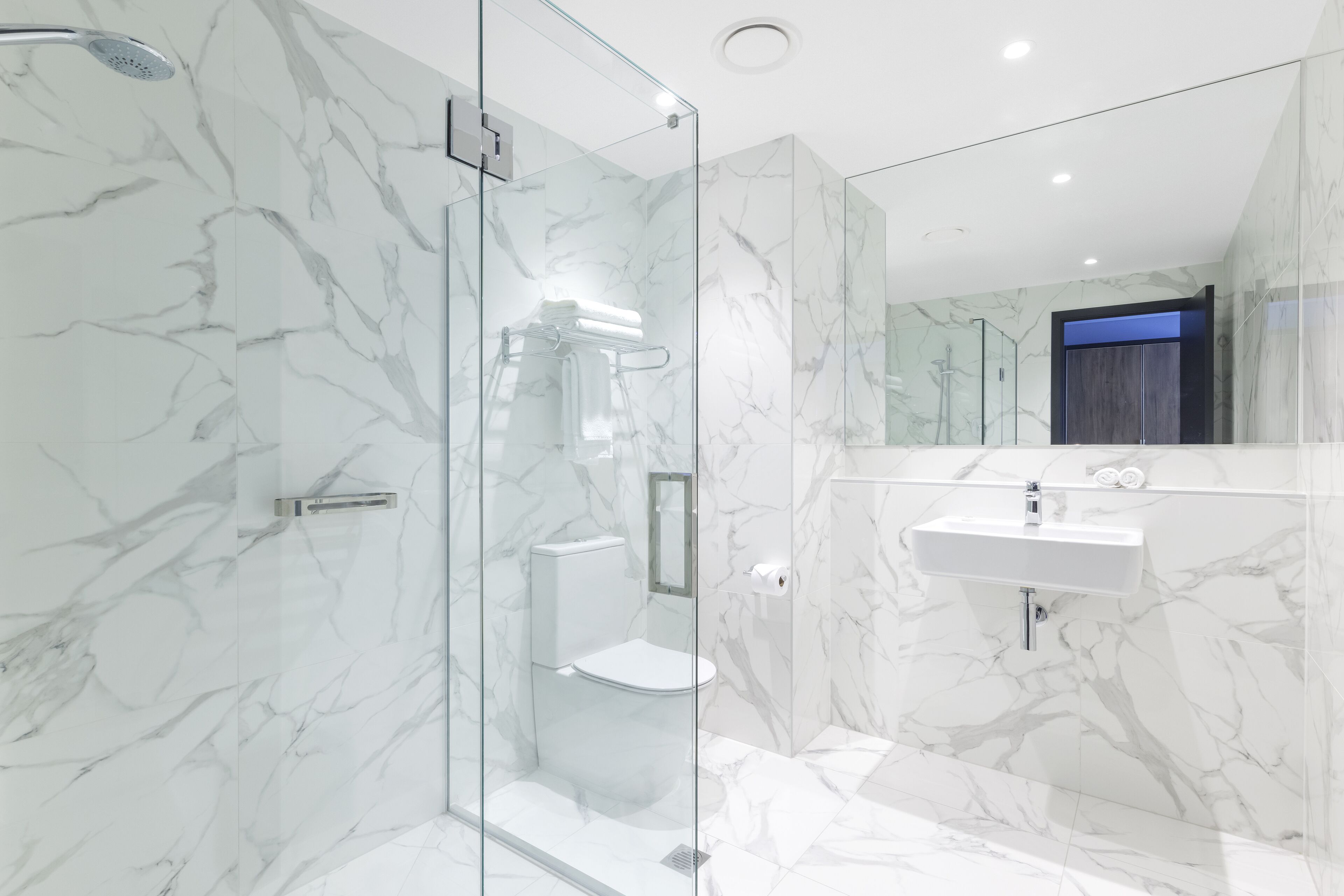 interconnecting executive studio | bathroom | shower, hair dryer, towels, soap