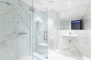 Interconnecting Executive Studio | Bathroom | Shower, hair dryer, towels, soap - Imagine Beach Road (Auckland)