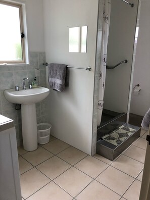 Baignoire, séchoir à cheveux