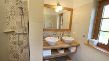 Douche, serviettes fournies, savon