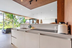 Full-sized fridge, microwave, stovetop, coffee/tea maker - Green Flow Villa 20 (Ubud)