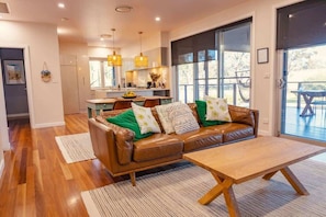 TV, fireplace - Fig Tree Guest House (Pokolbin)