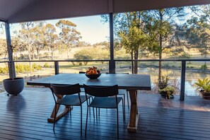 Outdoor dining - Fig Tree Guest House (Pokolbin)