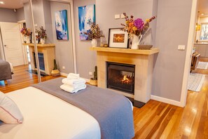 3 bedrooms, iron/ironing board, WiFi (free), bed sheets - Fig Tree Guest House (Pokolbin)