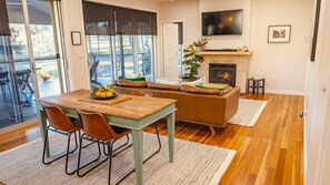 TV, fireplace, DVD player - Fig Tree Luxury Guest House (Pokolbin)