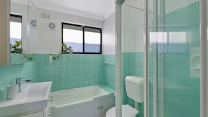 Bathtub, towels - Pacific Court 10 Renovated Apartment (The Entrance)