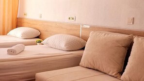 1 室のベッドルーム、デスク、WiFi (無料)、ベッドシーツ