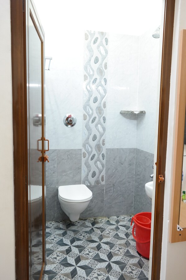 Regadera, amenidades de baño gratuitas, jabón, papel de baño 