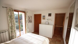 Une chambre à coucher avec un lit, un bureau et une salle de bain.