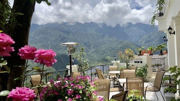 Breakfast, lunch and dinner served