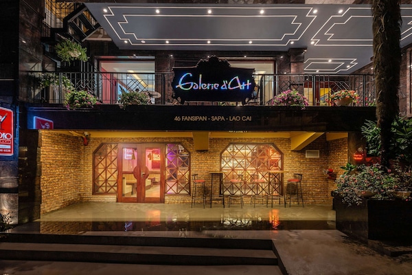 Vista frontal de la propiedad