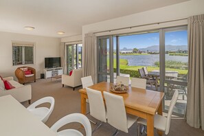 Smart TV - Great Matarangi Location Lakeside Gem overlooking the golf course! (Matarangi)