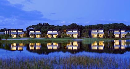 Great Matarangi Location Lakeside Gem overlooking the golf course!