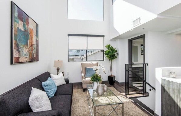 Smart TV, offices - Luxury Hollywood 3 level Loft (Los Angeles)