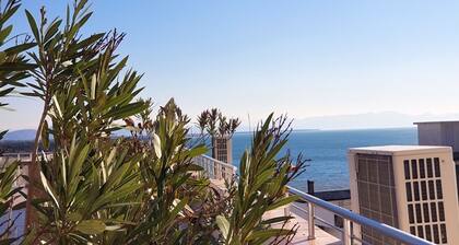 Comfy family with double bed + 2 single beds - sea view balcony
