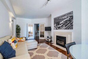 TV, fireplace