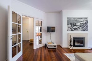 Télévision, cheminée