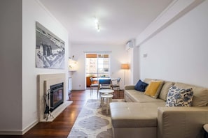 Télévision, cheminée