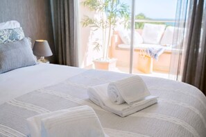 3 habitaciones, tabla de planchar con plancha, internet y ropa de cama