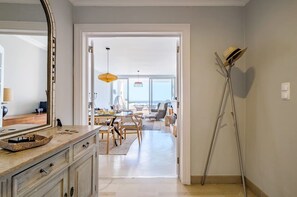 Een televisie en een open haard