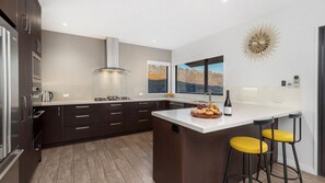 Fridge, microwave, oven, stovetop - Classy Conifer | Lake and Mountain Views (Queenstown)