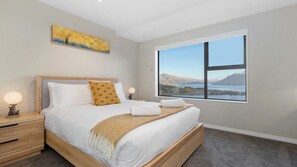 4 bedrooms, desk, iron/ironing board, free WiFi - Classy Conifer | Lake and Mountain Views (Queenstown)