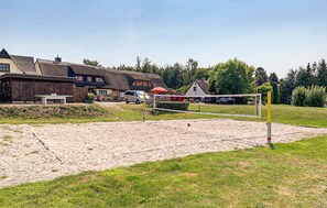 Sport court - 2 bedroom gorgeous home in Mariendorf (Mariendorf)