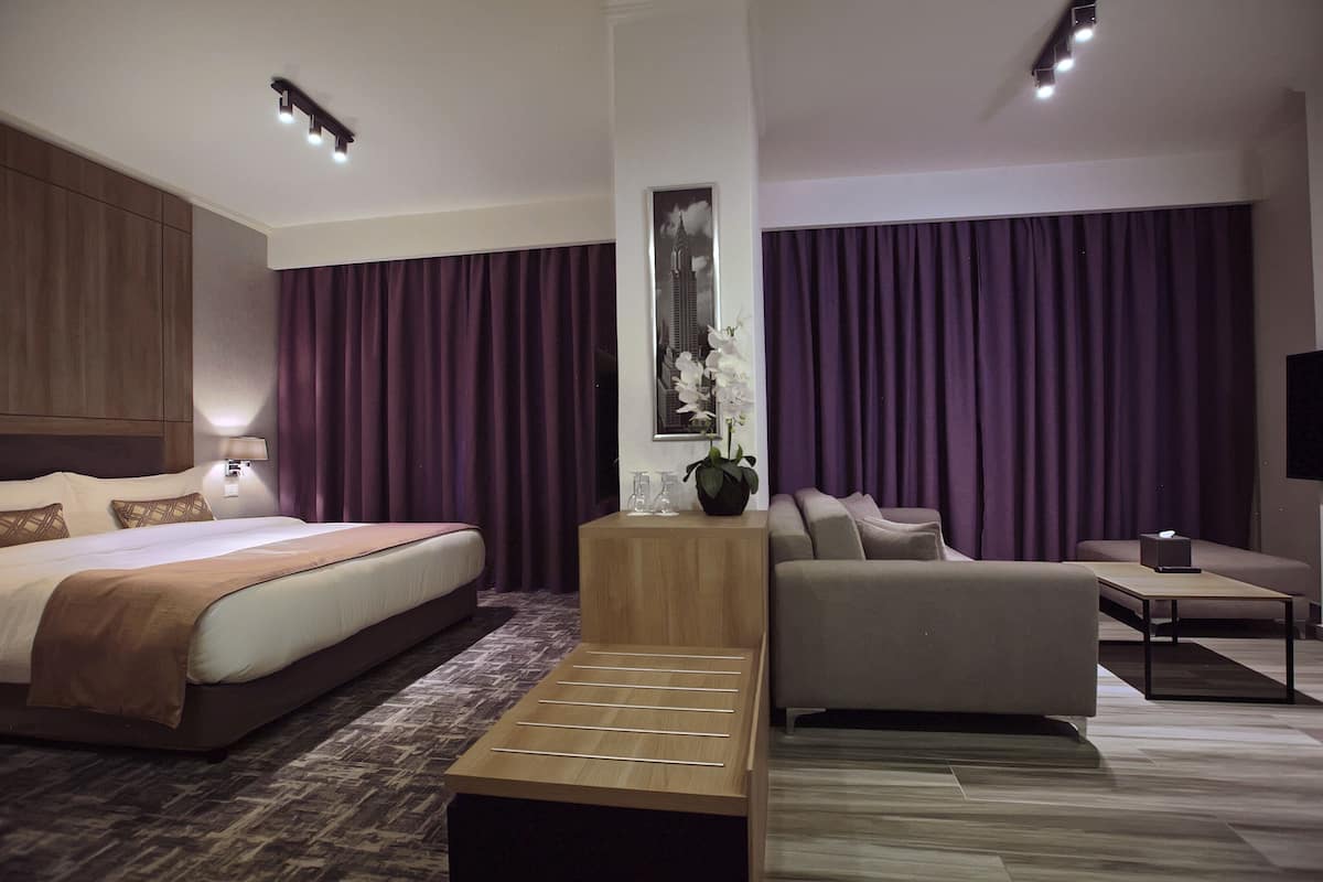 1 bedroom, Egyptian cotton sheets, premium bedding, down duvets
