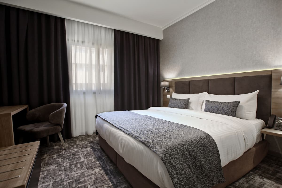 1 bedroom, Egyptian cotton sheets, premium bedding, down duvets