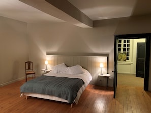 6 bedrooms, iron/ironing board, WiFi, bed sheets