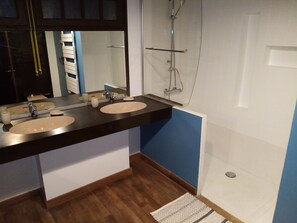 Combined shower/bathtub, hair dryer, towels, soap