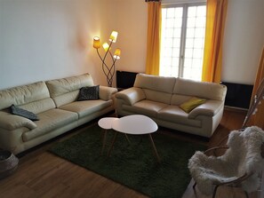 Télévision, livres, chaîne hi-fi, espaces bureaux