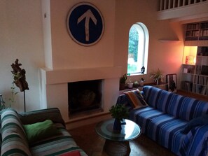 Télévision, livres, chaîne hi-fi, espaces bureaux