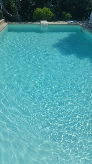 Una piscina al aire libre