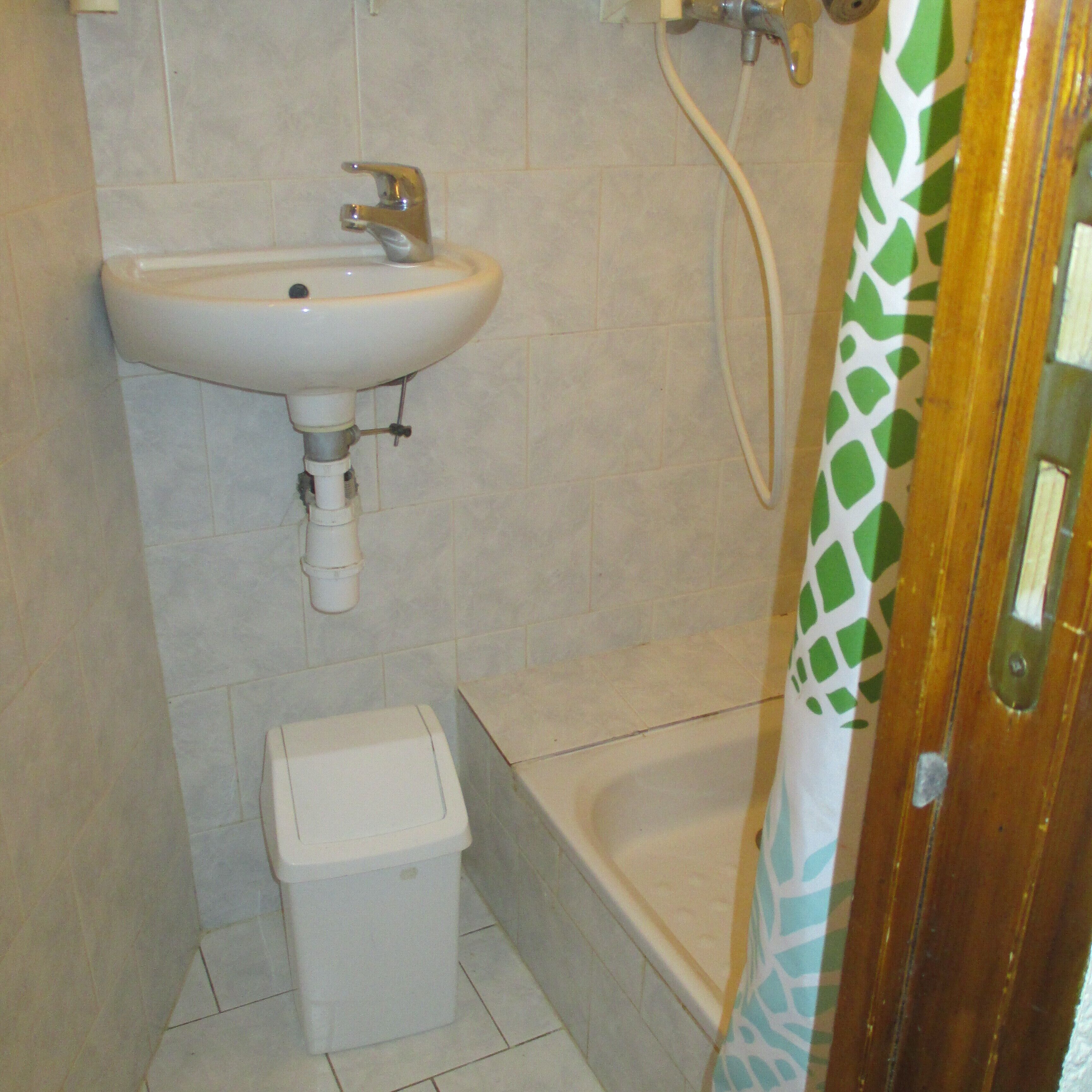 Un baño con lavamanos, inodoro y bañera.