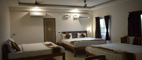 Executive Double Room with Balcony | 객실 내 금고, 책상, 다리미/다리미판, 무료 WiFi