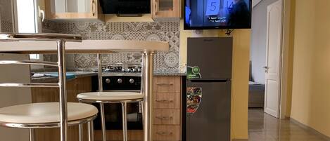 Kjøleskap, ovn, kokeplater og oppvaskmaskin