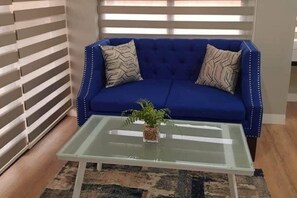 30-inch TV with digital channels - Villa - Sleeps 10 - Communal Pool - Parking (Mariveles)