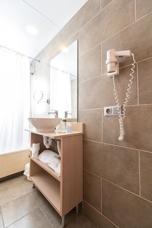 Desk, laptop workspace, blackout drapes, cribs/infant beds - Tossa Beach-Center (Tossa de Mar)
