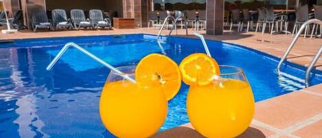 Sesongbasert utendørsbasseng og solsenger