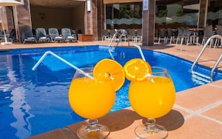 Una piscina al aire libre de temporada, sillones reclinables de piscina