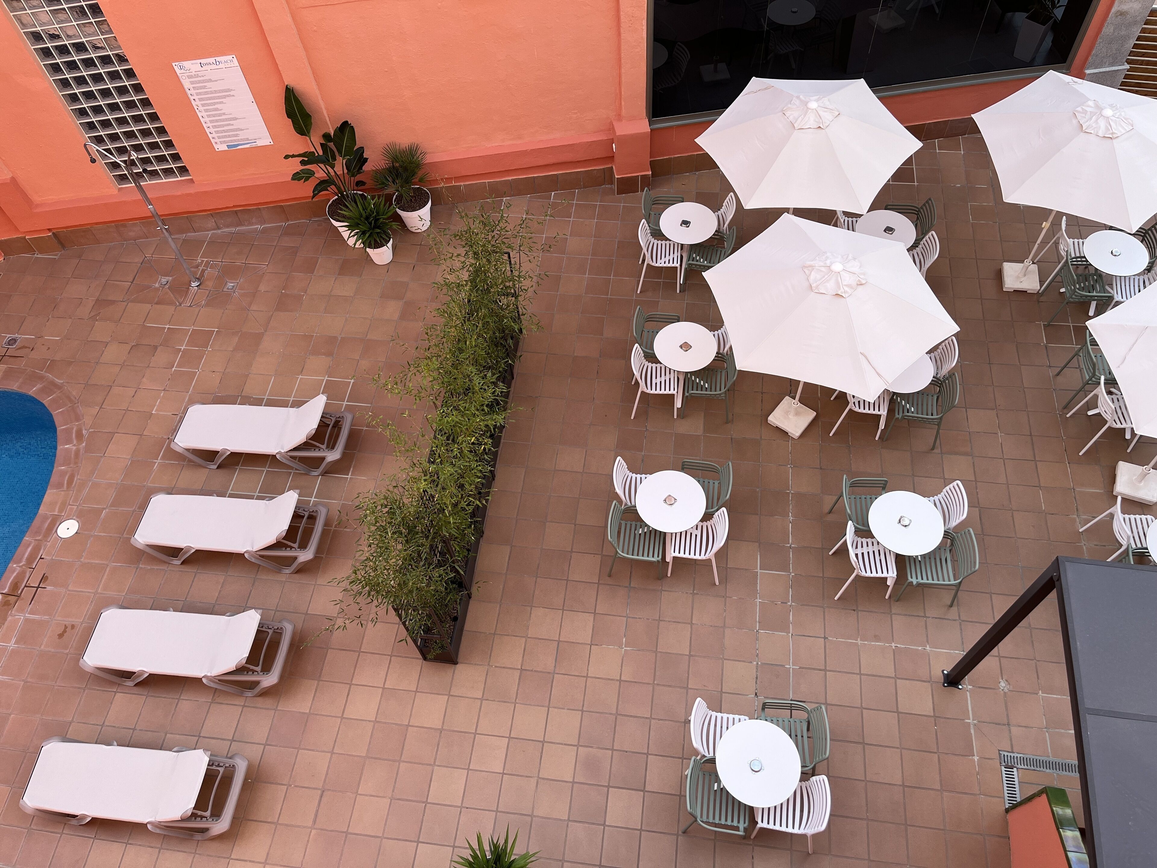 2 bares y bar junto a la piscina