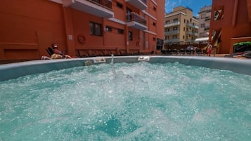 Bañera de hidromasaje al aire libre
