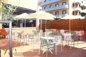 2 Bars/Lounges, Poolbar