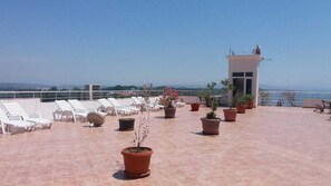 Terrace/patio - Comfy family room: double, single, double sofa bed - sea view shared terrace (Opština Ulcinj)
