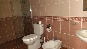 تجهيزات دش، مناشف، صابون، ورق حمّام