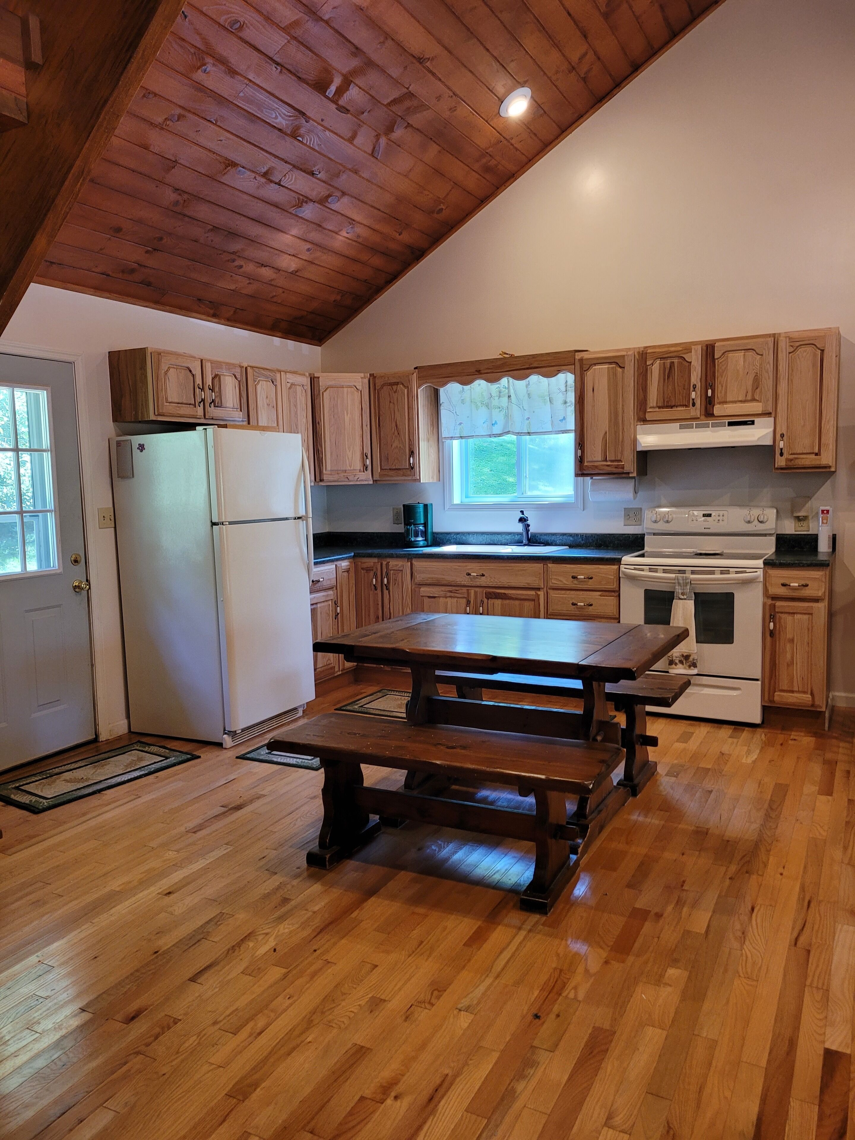 Family and Pet-Friendly, Charming Cabin