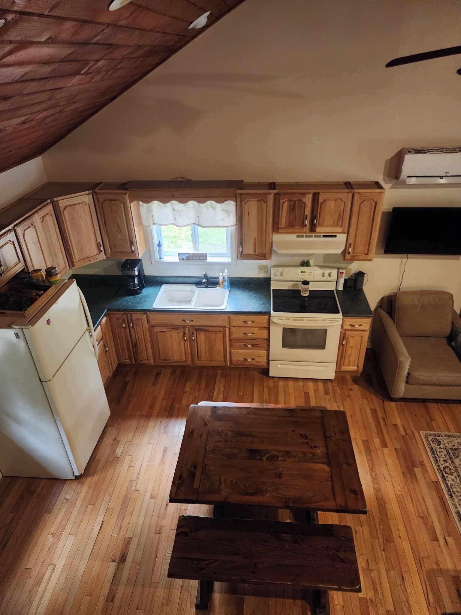 Family and Pet-Friendly, Charming Cabin