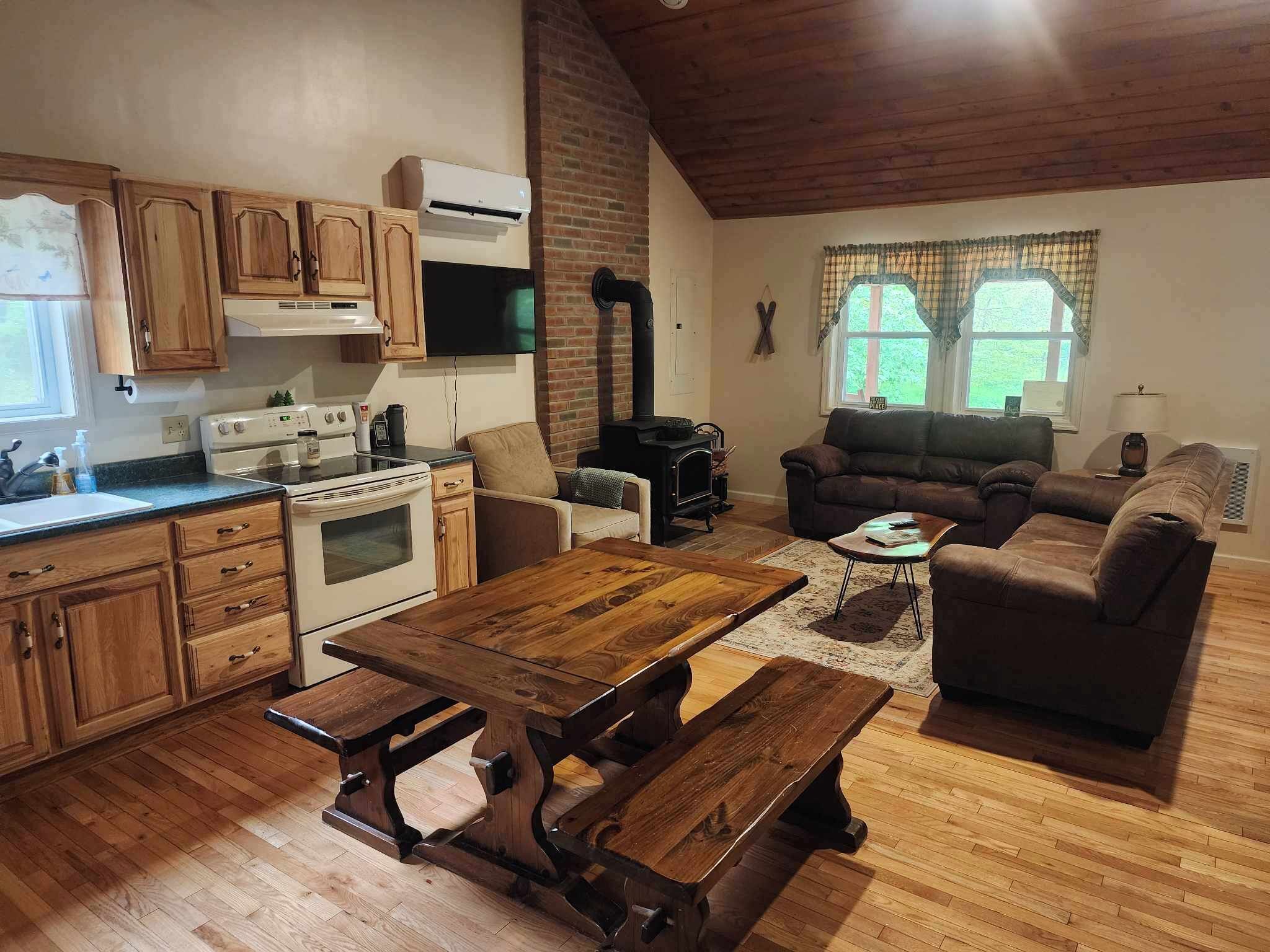 Family and Pet-Friendly, Charming Cabin