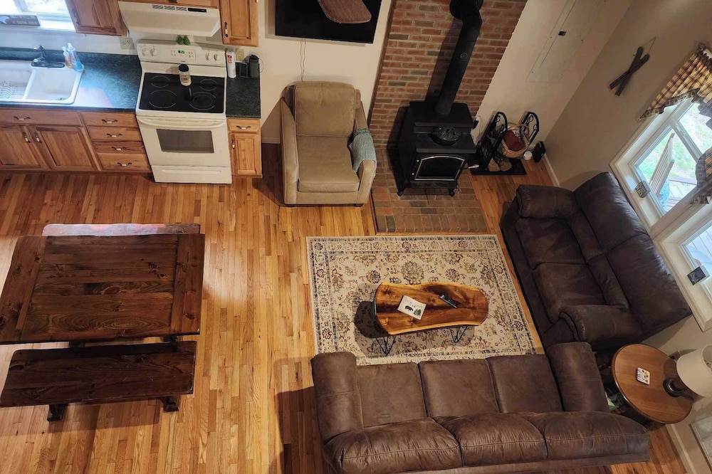 Family and Pet-Friendly, Charming Cabin